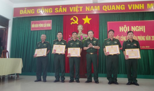 Lãnh đạo Bộ đội biên phòng tỉnh Khánh Hòa trao tặng bằng khen chiến sĩ thi đua, hoàn thành xuất sắc nhiệm vụ 2017 cho cán bộ Đồn biên phòng Cầu Bóng (Thiếu tá QNCN Nguyễn Thành Vũ phía người đầu tiên phía bên trái hình
