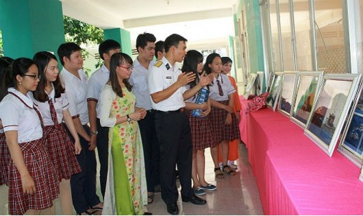 Học sinh trường THPT Tân Phong, Q7, TP HCM tham quan các hình ảnh hoạt động của Hải quân nhân dân Việt Nam.