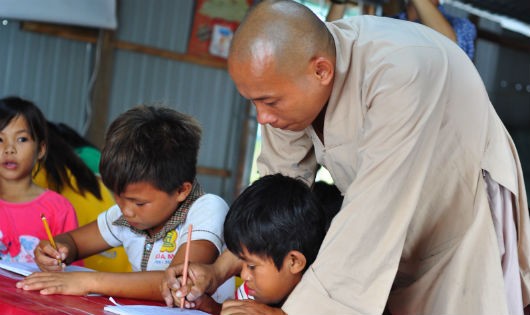 Thầy Chơn đang dạy học cho các em ở  làng vạn chài.