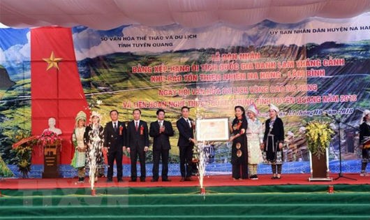 Đại diện lãnh đạo tỉnh Tuyên Quang nhận Bằng Xếp hạng di tích Quốc gia Danh lam thắng cảnh khu bảo tồn thiên nhiên Nà Hang, Lâm Bình.