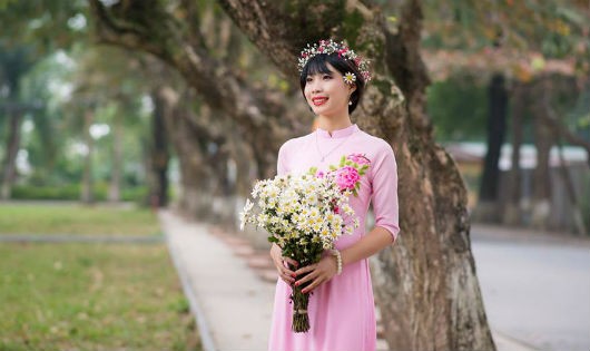 Cô gái Phạm Thị Huế rạng rỡ trong tà áo dài ngày chụp ảnh kỷ yếu tốt nghiệp Đại học