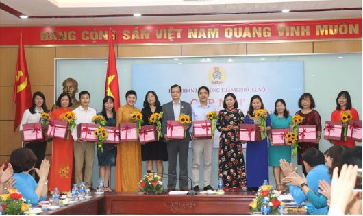 Bà Nguyễn Thị Tuyến, Chủ tịch LĐLĐ TP. Hà Nội tặng quà tới các nhà giáo tiêu biểu.