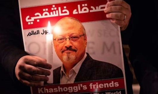 Các nhà hoạt động mang ảnh nhà báo Khashoggi đến biểu tình trước lãnh sự quán Arab Saudi ở Istanbul, Thổ Nhĩ Kỳ hôm 1/11.