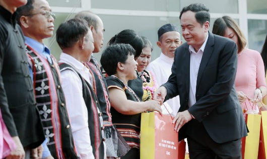 Chủ tịch UBTƯ MTTQ Việt Nam Trần Thanh Mẫn tặng quà cho đồng bào các dân tộc