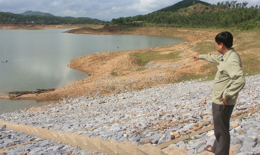 Hồ Vực Sanh – hồ chứa nước lớn ở huyện Bố Trạch (Quảng Bình) cạn kiệt nước giữa thời gian của mùa mưa lạnh hàng năm.