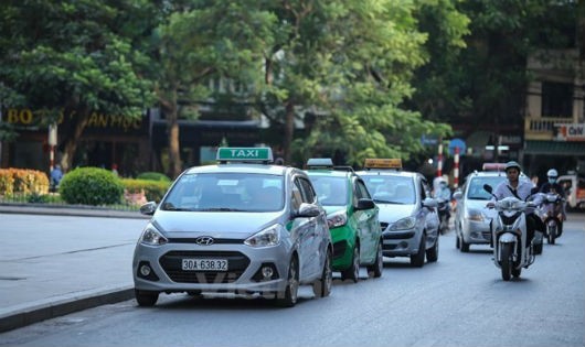 Xe taxi Hà Nội sẽ chỉ còn 3 màu sơn là xanh, ghi bạc, trắng. (Ảnh: Minh Sơn/Vietnam+)