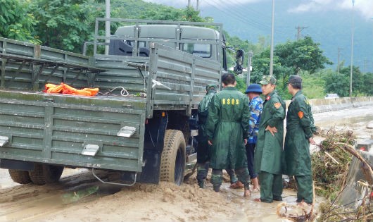Lực lượng quân đội  đang cố khắc phục thông tuyến đường bị đất bùn từ núi đổ xuống.