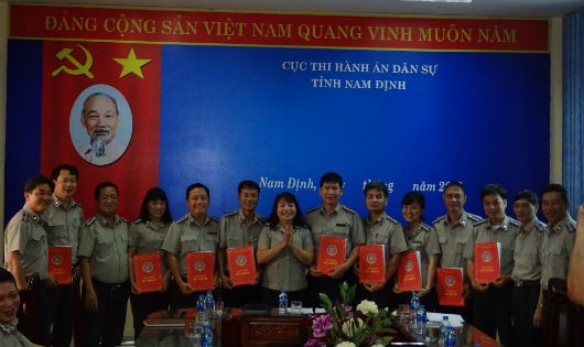 Cục trưởng Cục THADS Nam Định Phạm Thị Đương trao quyết định bổ nhiệm chấp hành viên trung cấp