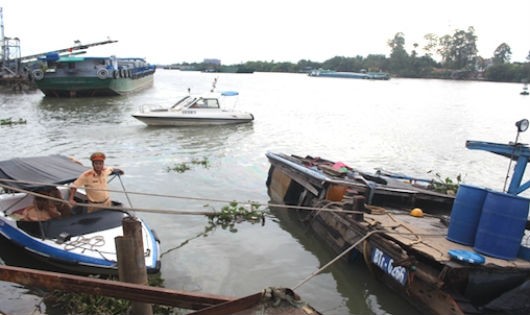 Tổ chức trục vớt chiếc thuyền chở hóa chất bị chìm xuống sông Đồng Nai