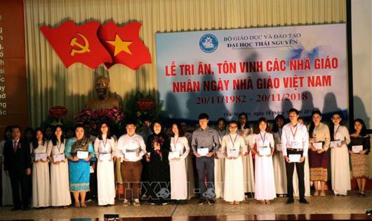 Phó Chủ tịch nước Đặng Thị Ngọc Thịnh trao học bổng cho sinh viên ĐH Thái Nguyên