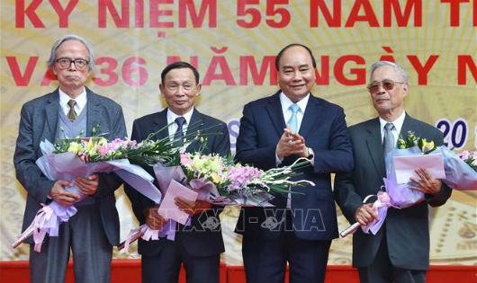 Thủ tướng Nguyễn Xuân Phúc tặng hoa chúc mừng các cựu giáo viên của Trường THPT Đa Phúc (Ảnh: TTXVN)