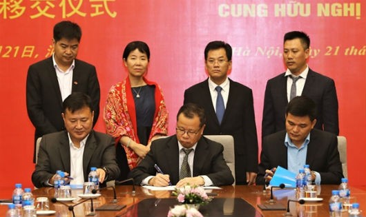 Đại diện các đơn vị ký Biên bản bàn giao sau bảo hành công trình Cung hữu nghị Việt-Trung.