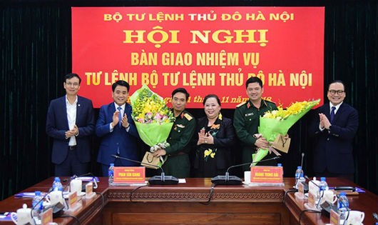 Lãnh đạo thành phố Hà Nội chúc mừng hai đồng chí Nguyễn Doãn Anh và Nguyễn Hồng Thái.