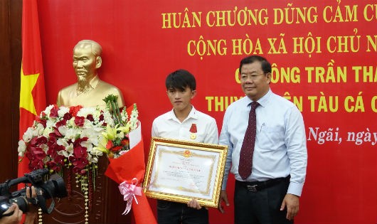 Phó Chủ tịch UBND tỉnh Quảng Ngãi Nguyễn Tăng Bính trao Huân chương Dũng cảm cho ngư dân Trần Thanh Ron.
