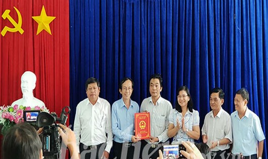 Lãnh đạo tỉnh Bạc Liêu trao quyết định hợp nhất cho lãnh đạo 2 Sở (ảnh: Cổng TTĐT Bạc Liêu)