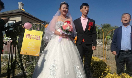 Đám cưới của chú rể Cao và cô dâu Jiang tại nghĩa trang ở thành phố An Sơn, tỉnh Liêu Ninh