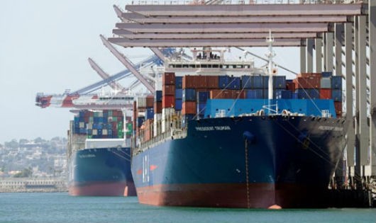Tàu chở hàng nhập khẩu tại cảng Long Beach, California, Mỹ