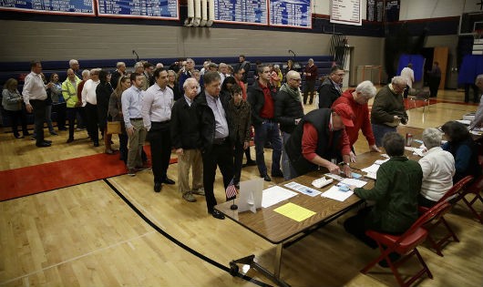 Người dân đi bỏ phiếu ở Doylestown, quận bầu cử số 8 của bang Pennsylvania, nơi trước khi có kết quả, ứng viên Dân chủ đã được dự báo có hơn 95% xác suất chiến thắng