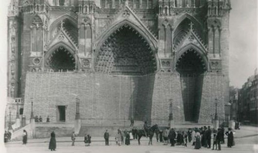 Mặt tiền Nhà thờ Đức Bà Amiens và lớp vỏ bọc bảo vệ trong thời thế chiến 1.  