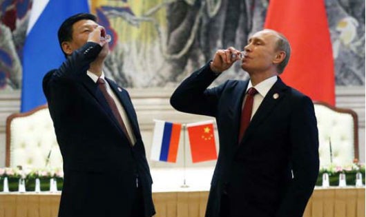 Tổng thống Nga Vladimir Putin (phải) và Chủ tịch Trung Quốc Tập Cận Bình tại lễ ký hợp đồng cung cấp khí đốt trong 30 năm tại Thượng Hải tháng 5/2014
