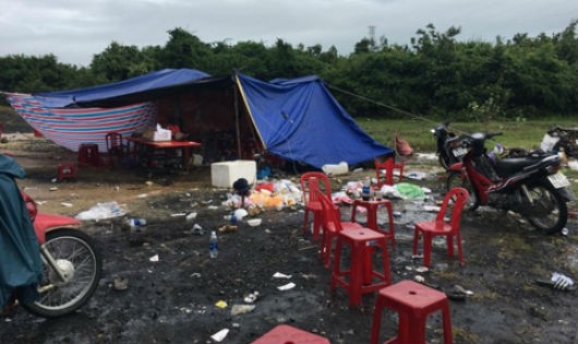 Lều trại và nhiều chén, đĩa, bàn ghế được vứt lại bỏ lại (Ảnh: nongnghiep.vn)