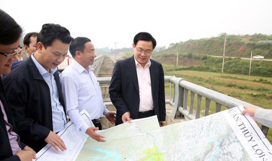 Phó Thủ tướng Vương Đình Huệ thị sát dọc tuyến thủy lợi Ngàn Trươi-Cẩm Trang tại Hà Tĩnh. (Ảnh: VGP)