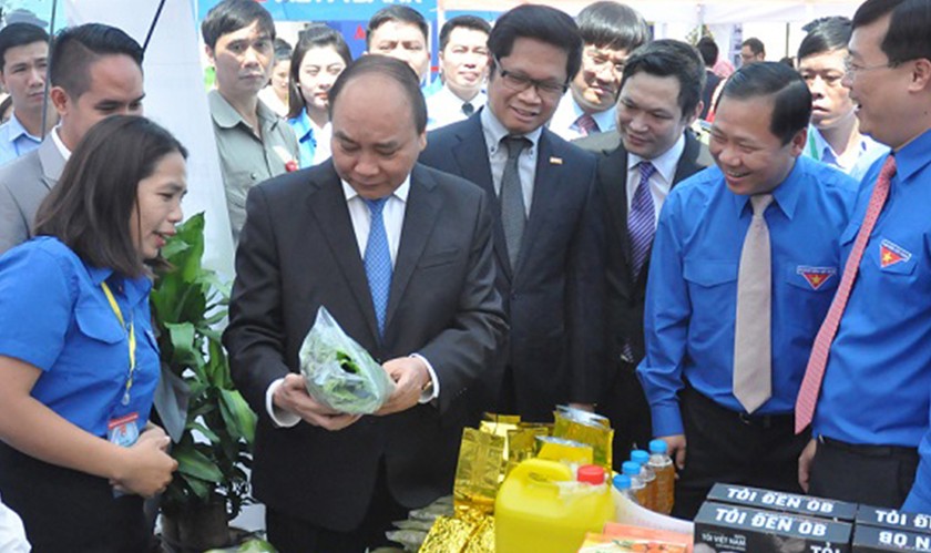 Thủ tướng Nguyễn Xuân Phúc thăm gian hàng của sinh viên trong Chương trình Thanh niên Khởi nghiệp năm 2016.
