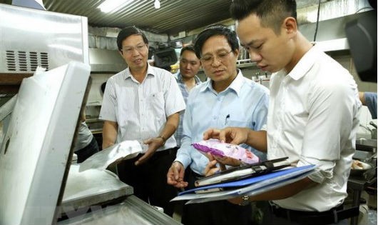 Đoàn liên ngành kiểm tra an toàn thực phẩm tại căng tin Học viện Nông nghiệp, Gia Lâm, Hà Nội. (Ảnh: Dương Ngọc/TTXVN)
