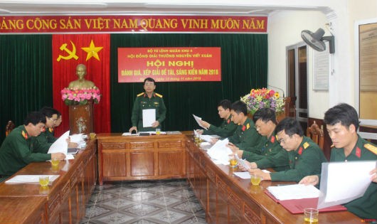 Đại tá Phan Văn Sỹ, Phó Chủ nhiệm Chính trị Quân khu 4 đánh giá chất lượng các đề tài sáng kiến tại hội nghị.