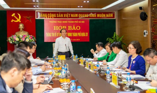 Phó Chủ tịch Thường trực HĐND TP Nguyễn Ngọc Tuấn thông tin tại buổi họp báo
