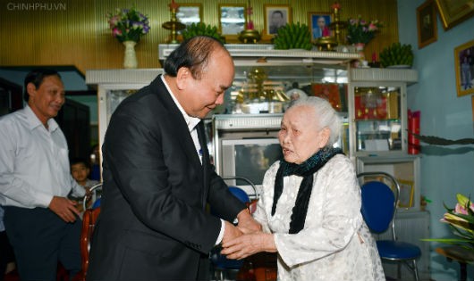 Thủ tướng đã đến thăm hỏi, tặng bà Lê Thị Hiến, 91 tuổi, cán bộ lão thành cách mạng tại TP. Pleiku