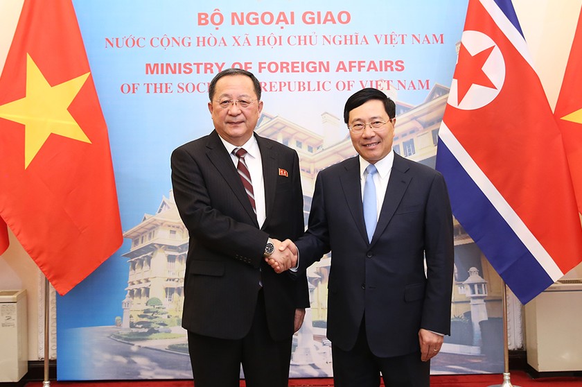 Phó Thủ tướng, Bộ trưởng Ngoại giao Phạm Bình Minh và Bộ trưởng Ngoại giao Triều Tiên Ri Yong Ho.