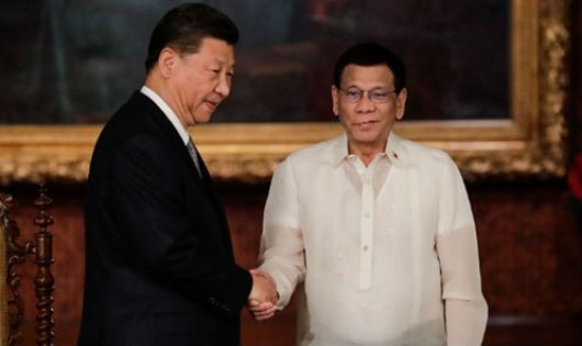 Chủ tịch Trung Quốc Tập Cận Bình (trái) và Tổng thống Philippines Rodrigo Duterte tại Manila ngày 20/11.