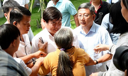 Ông Nguyễn Thanh Phong – Chủ tịch UBND TP HCM tiếp xúc với người dân Thủ Thiêm
