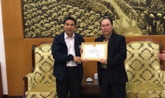 Chủ tịch UBND tỉnh Bến Tre Cao Văn Trọng tặng Bằng khen cho Tổng Giám đốc Công ty Thăng Long vì có nhiều đóng góp
