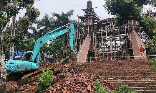 Cưỡng chế phá dỡ cổng chính công trình vi phạm trật tự xây dựng tại thôn Phú Yên, xã Yên Bài (huyện Ba Vì, Hà Nội) tháng 7/2018. (Ảnh:TTXVN)