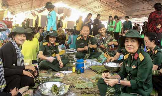 Lực lượng vũ trang TP Cần Thơ tham gia thi gói bánh tét trong Tết Quân Dân năm 2018 tổ chức ở xã Đông Thắng, huyện Cờ Đỏ