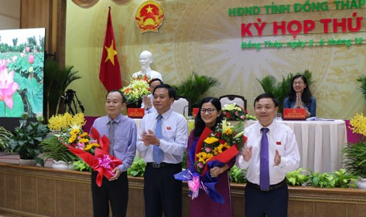 Chủ tịch HĐND tỉnh và Chủ tịch UBND tỉnh tặng hoa chúc mừng bà Lê Thị Hồng Phượng và ông Nguyễn Trung Dũng  