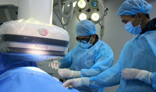 Ekip thực hiện ca đặt máy tạo nhịp tim vĩnh viễn cho bệnh nhân.