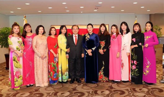 Chủ tịch Quốc hội Nguyễn Thị Kim Ngân chụp ảnh chung với đại diện gia đình văn hóa Việt – Hàn và phụ nữ Việt Nam lấy chồng Hàn Quốc. Ảnh: Trọng Đức – TTXVN