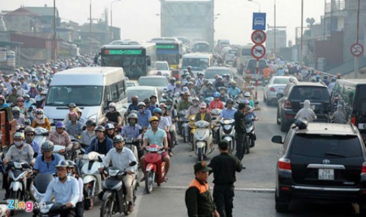 Giao thông trên đường Lê Văn Lương vào giờ cao điểm