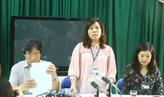 Bà Lê Anh Vân, Hiệu trưởng Trường Tiểu học Quang Trung (quận Đống Đa, TP Hà Nội) trả lời báo chí về vụ việc giáo viên của trường này bị "tố" tát một học sinh lớp 2 tới 50 cái.