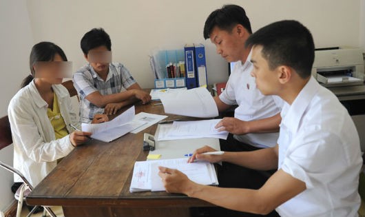Các thẩm phán TAND huyện Chiêm Hóa (Tuyên Quang) tiến hành hòa giải một vụ việc hôn nhân và gia đình (Ảnh minh họa)