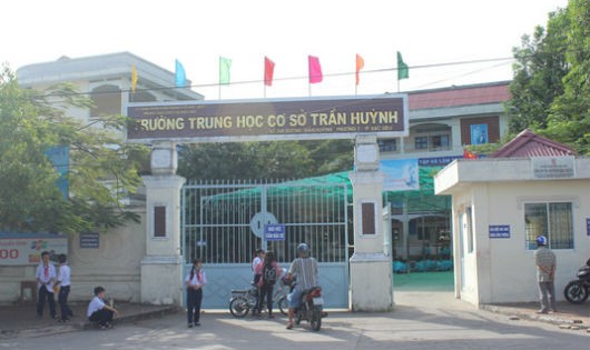 Trường THCS Trần Huỳnh- nơi xảy ra sự việc thầy giáo bị phụ huynh xúc phạm.