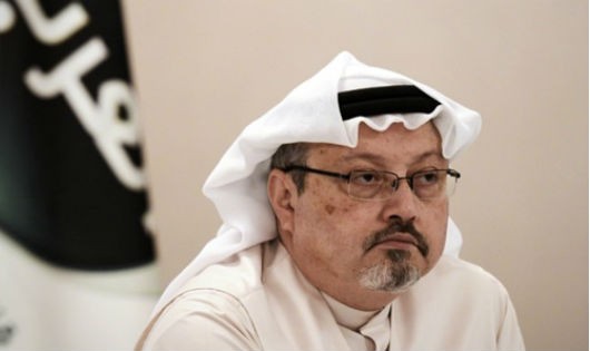 Jamal Khashoggi tại cuộc họp báo ở Bahrain tháng 12/2014