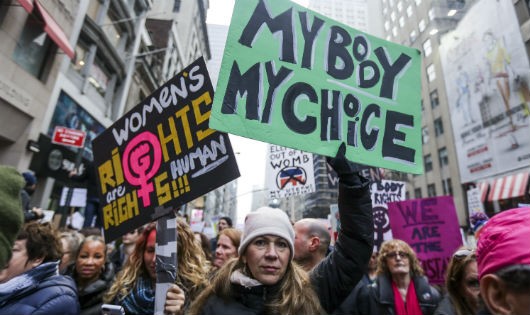 Một số người tuần hành phản đối luật cấm phá thai