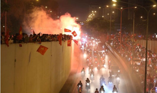 Người dân đổ ra đường ăn mừng chiến tích vào chung kết AFF Cup của đội tuyển Việt Nam