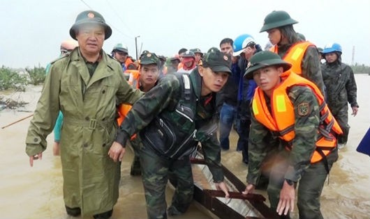 Cán bộ, chiến sĩ Bộ CHQS tỉnh Quảng Trị tìm kiếm nạn nhân mất tích do mưa lũ.