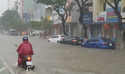 Đường phố Đà Nẵng biến thành sông sau trận mưa lớn
