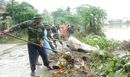 Bộ đội Biên phòng tỉnh Quảng Nam giúp người dân vùng lũ huyện Phú Ninh dọn vệ sinh sau lũ.